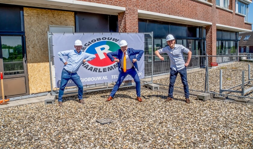 <p>Met een elleboog-box op afstand vieren (v.l.n.r.) Ed van Steijn van bouwbedrijf Regiobouw, wethouder Willem Joosten en bestuurder Sven Pieters van projectontwikkelaar Citystone Group de officiële start van de sloopwerkzaamheden in Statenhof. </p>