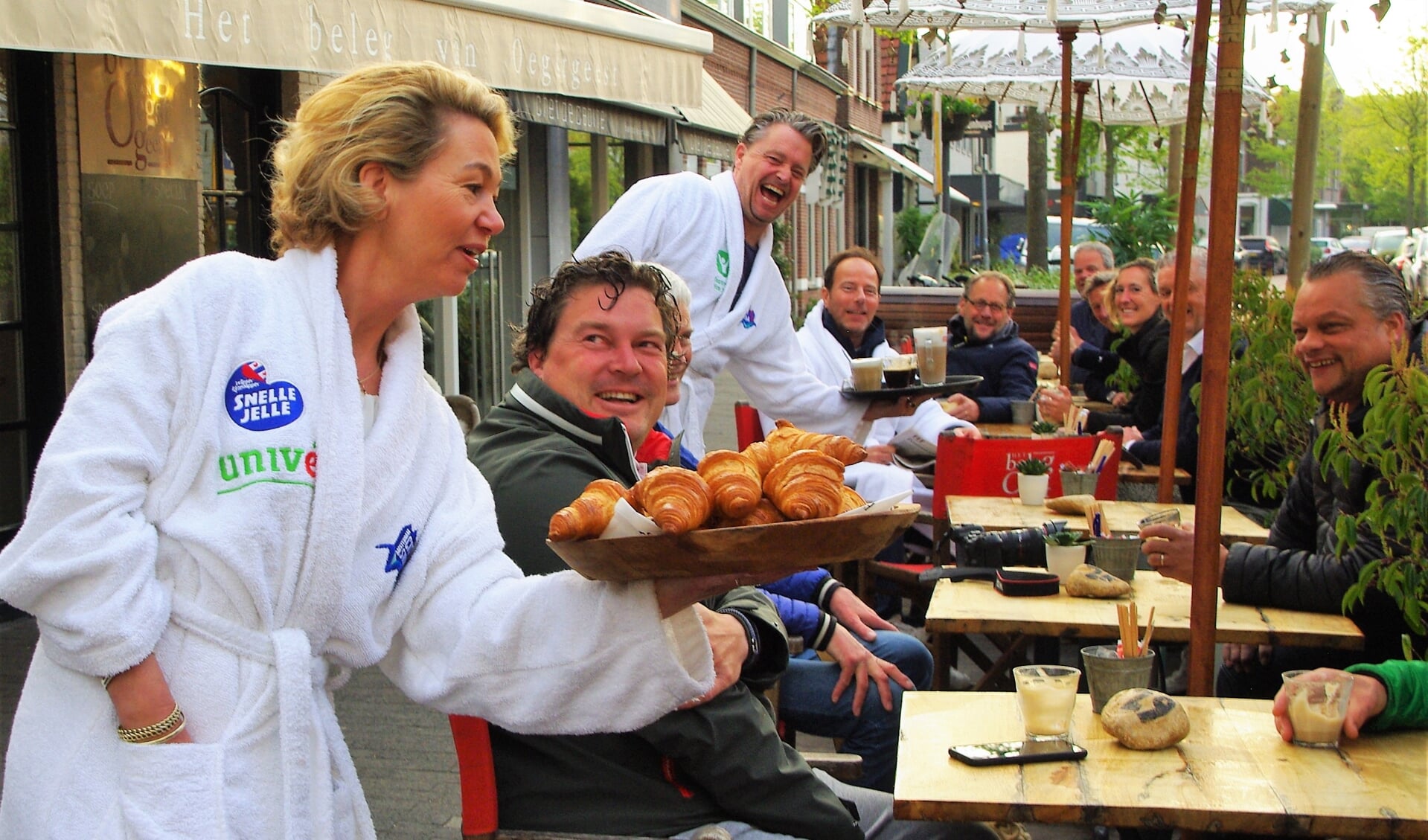 Feest in alle vroegte op het terras van Het Beleg van Oegstgeest in de De Kempenaerstraat. Om 6.00 uur was voor de gelegenheid een groot deel van de zitplaatsen al bezet voor gratis koffie met croissants. | 