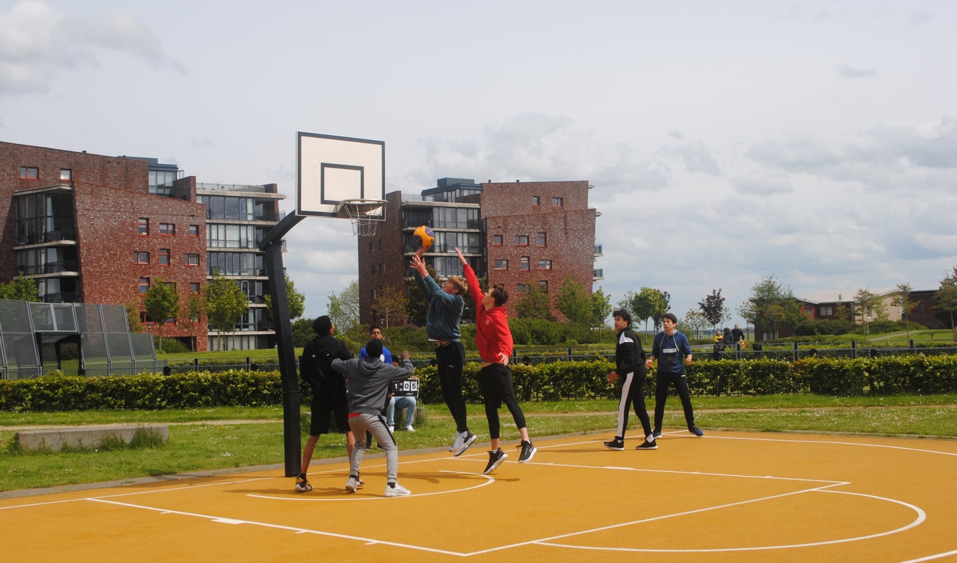 Bij 3x3 basketbal spelen twee teams van drie basketballers op een half veld met één basket.