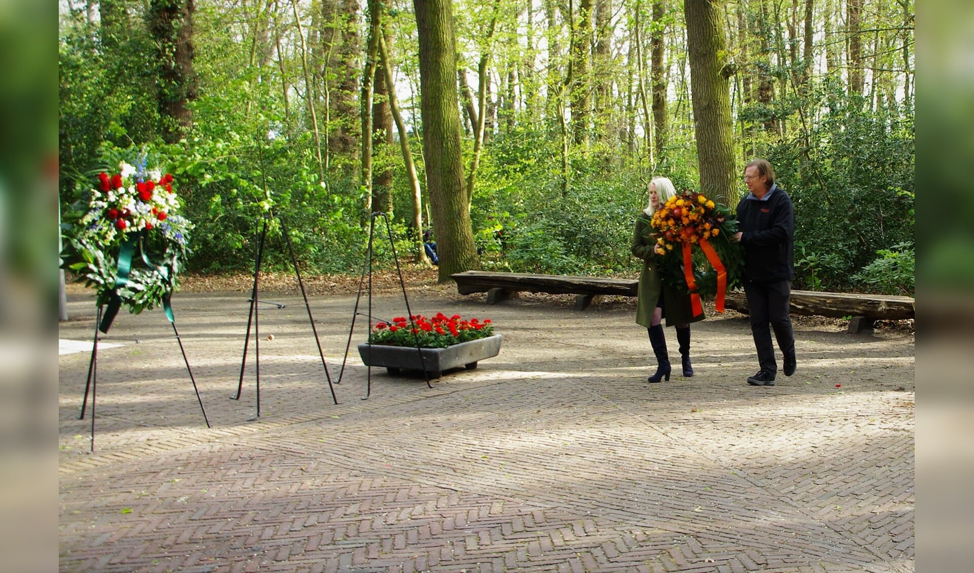 Linda van der Zon en Aart-Teun Veldhuyzen leggen namens de Oranjevereniging een krans. | Foto Willemien Timmers