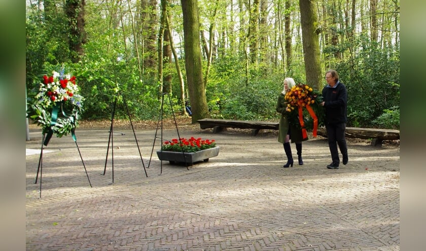 <p>Linda van der Zon en Aart-Teun Veldhuyzen leggen namens de Oranjevereniging een krans. | Foto Willemien Timmers</p>