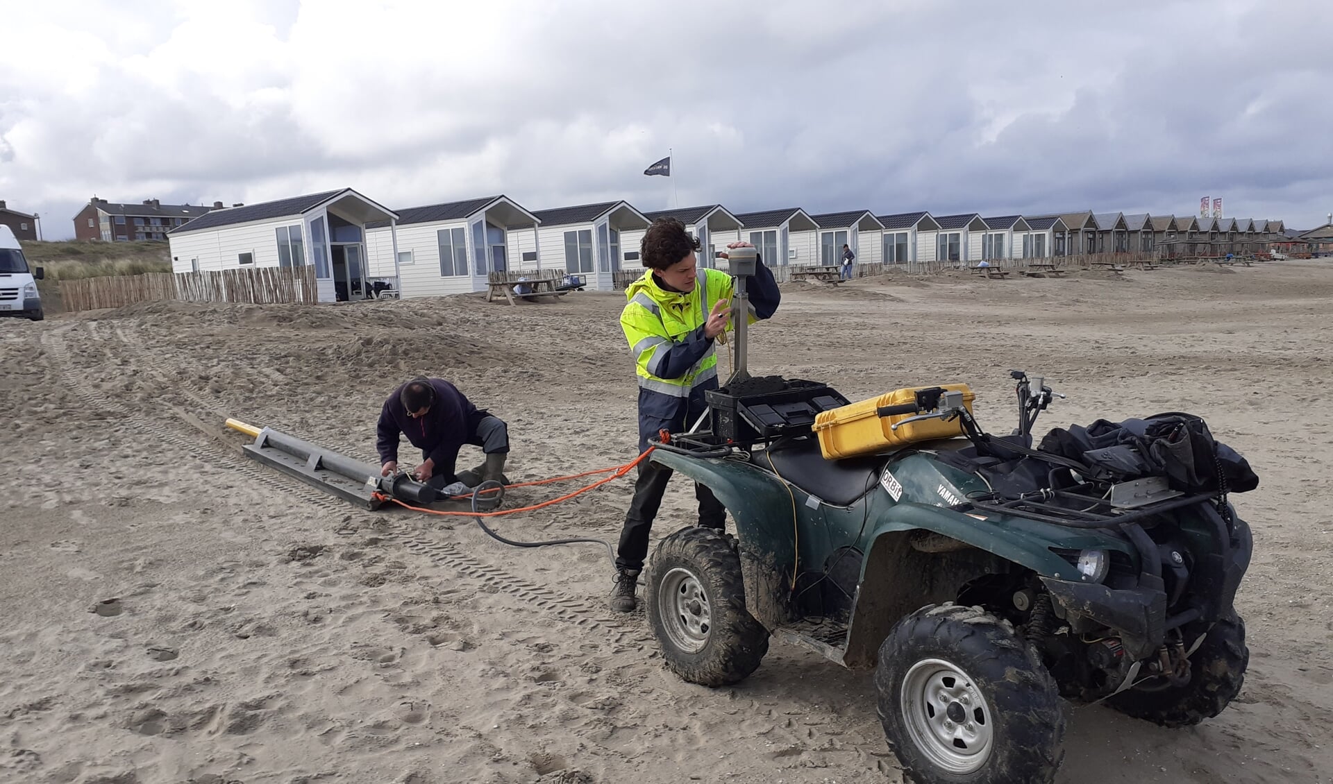 Onderzoekers van de Universiteit van Gent maken de grondradar klaar voor het onderzoek. | Foto: Cor de Mooy