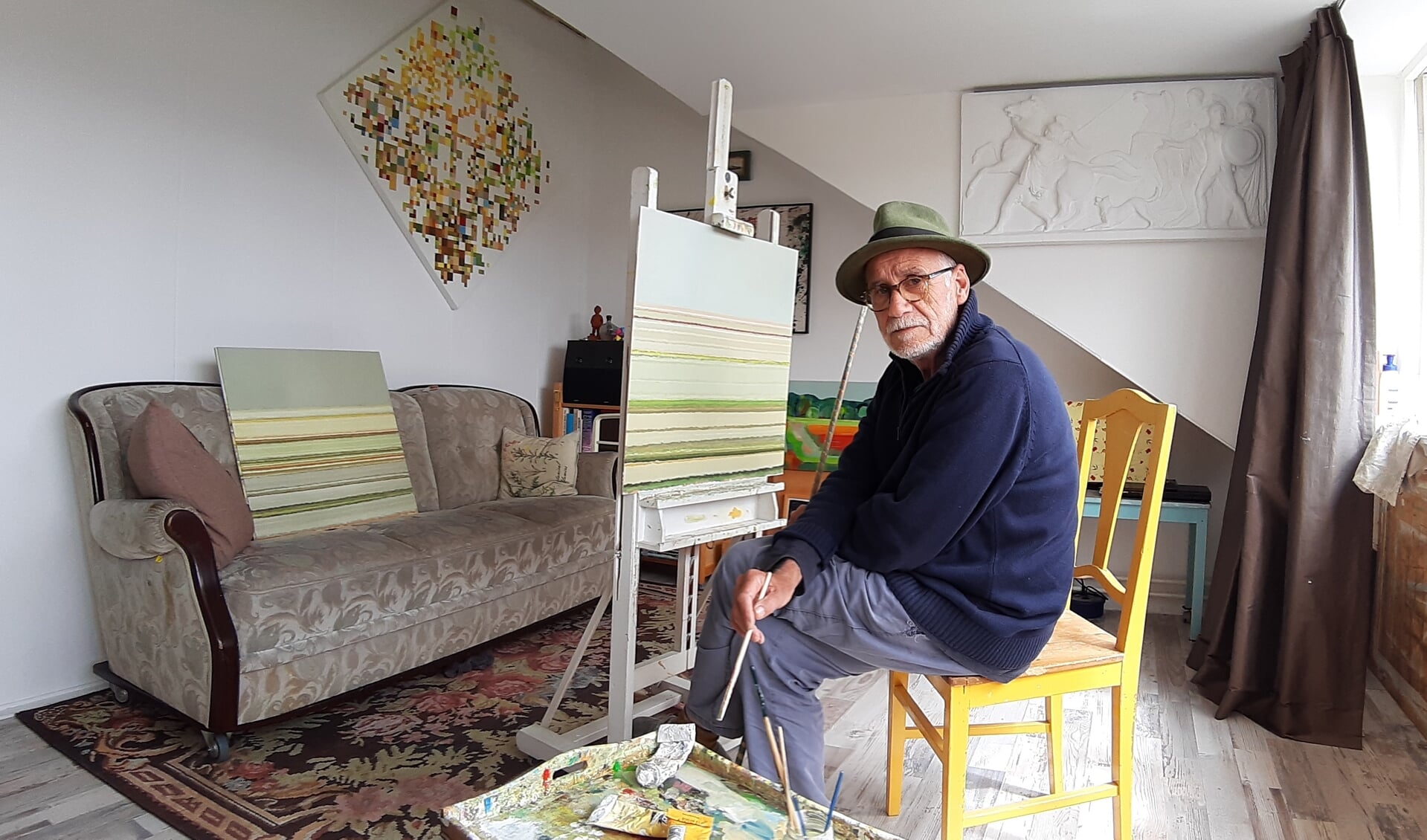 De Hillegomse kunstenaar in zijn atelier. | Foto: Denise van der Zande.