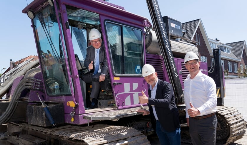 <p>Van links naar rechts: Wethouder P.A. Glasbeek (gemeente Oegstgeest), Jan Bouter (Bogor Projectontwikkeling), Aart Jan Verdoold (Dunavast).</p>