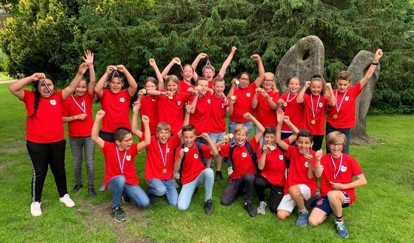 <p>De leerlingen van groep 7 van de Hobbit met hun medailles.</p>