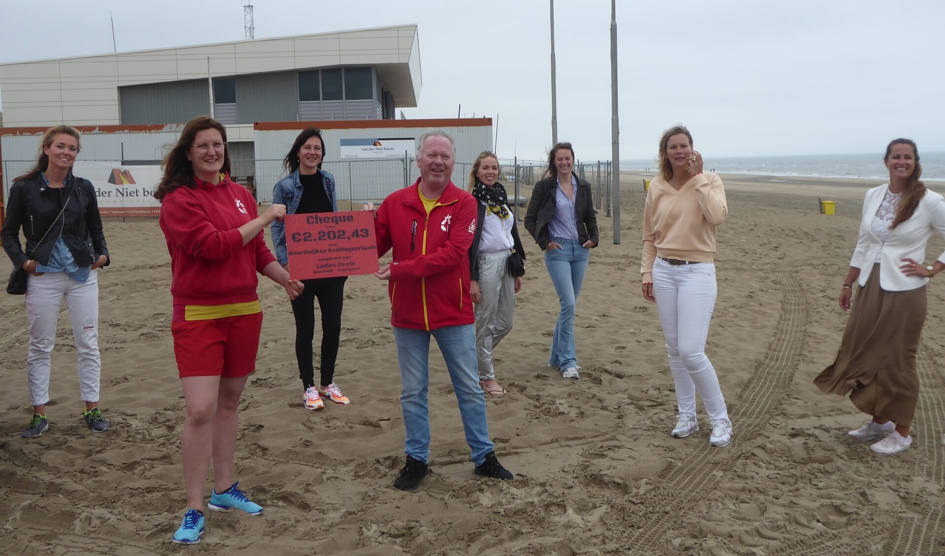 De NRB ontving een cheque met een mooi bedrag van de Ladies Circle Noordwijk-Oegstgeest. | Foto: Ina Verblaauw