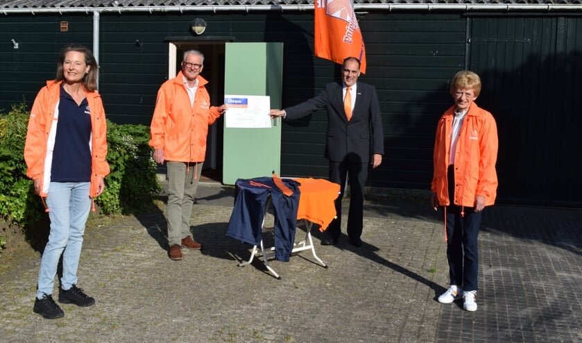 <p>Pamela van Leeuwen (Rabobank Bollenstreek), Koos van der Vlugt (ledenraad, tweede van links) en Tiny Oostdam (Rabobank Bollenstreek) overhandigen de cheque aan voorzitter Ton Wolvers. | Foto: pr.</p>