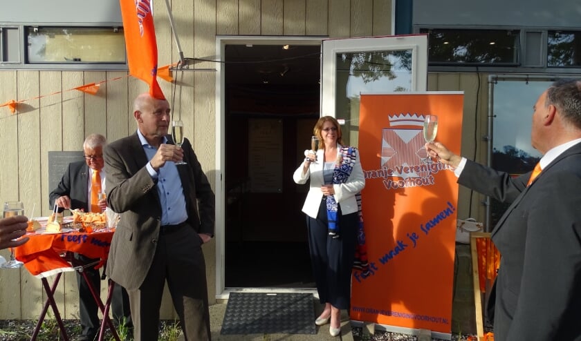 <p>Wethouder Van Kempen (l) en burgemeester Breuer (m) toosten met OVV-voorzitter Ton Wolvers (r). | Foto: pr.</p>