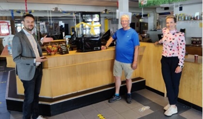 <p>Wethouder Jeffrey van Haaster, Jan Kuyper van FC Lisse en Leonie Verstegen van JOGG Lisse.</p>