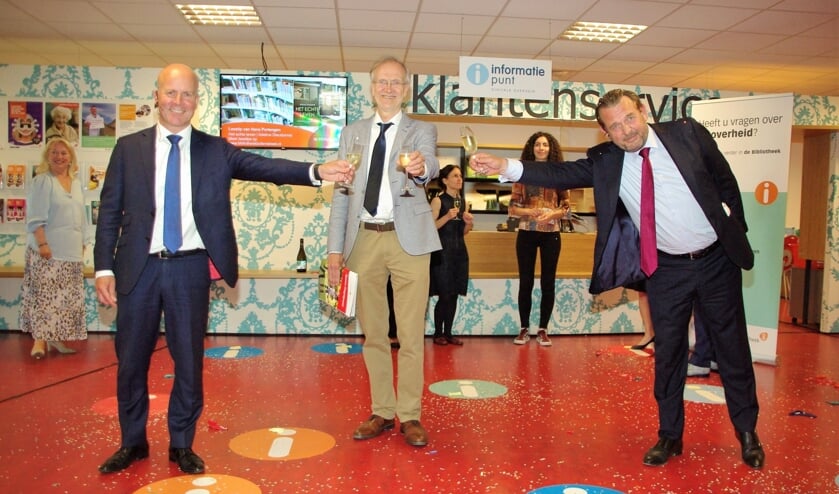 <p>Demissionair staatssecretaris Raymond Knops, wethouder Jan Nieuwenhuis en Nationale ombudsman Reinier van Zutphen heffen het glas op het tweehonderdste IDO. | Foto Willemien Timmers</p>