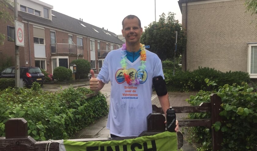 <p>Op een regenachtige zaterdag finisht Joep Derksen de Triatlon voor Veteranen in 3:53:08. | Foto: pr.</p>