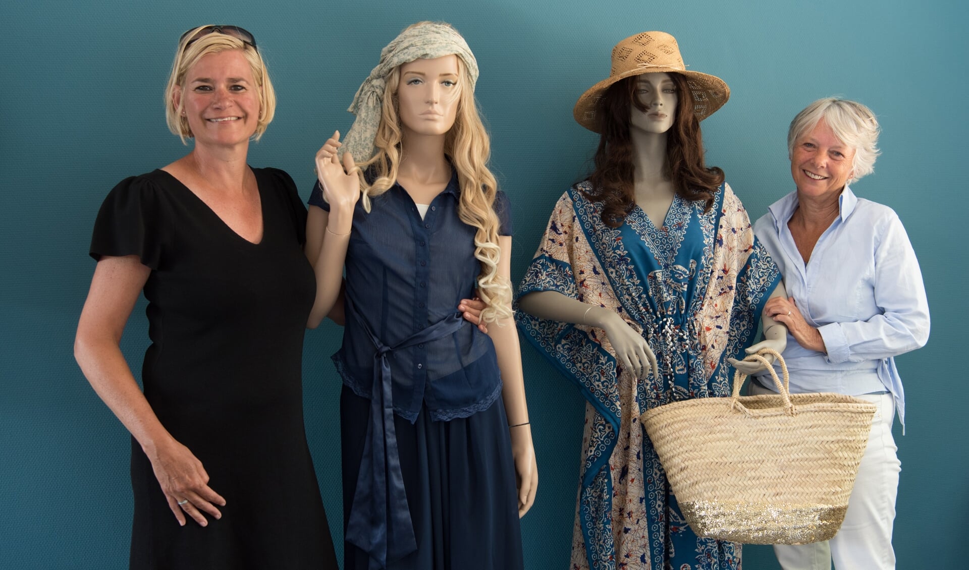 Esther Plug (links) en Margreet Dingemanse (rechts) bij twee paspoppen met tweede kans-kleding.