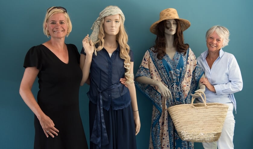 <p>Esther Plug (links) en Margreet Dingemanse (rechts) bij twee paspoppen met tweede kans-kleding.</p>