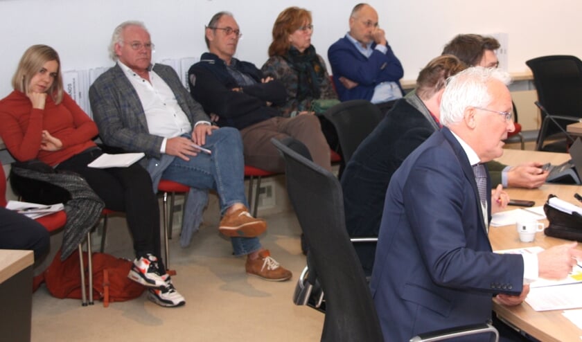 <p>Oud-wethouders volgen in 2018 de openbare bijeenkomst over transparantie in het openbaar bestuur. </p>