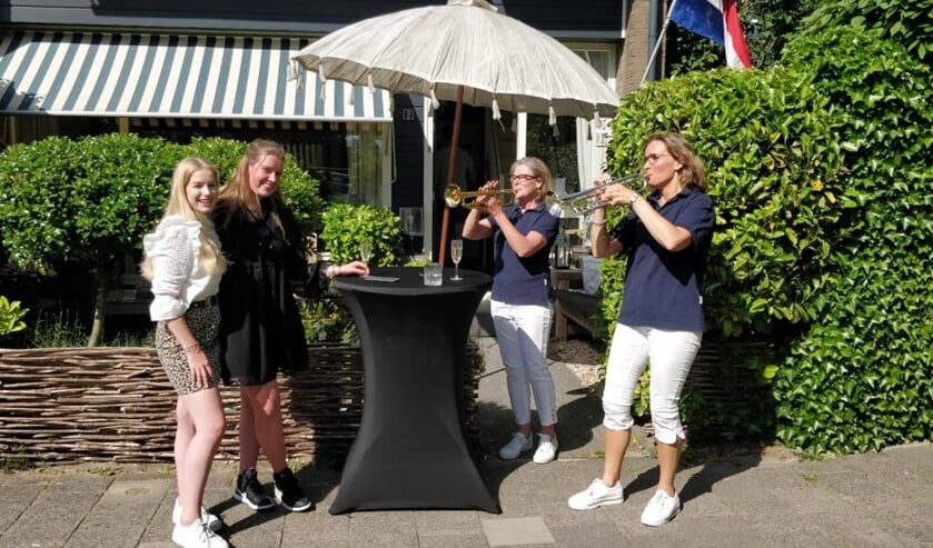 <p>Daphne en Annelotte (links) en Geeri Bakker en Christine van der Aarts van Crescendo (rechts). </p>