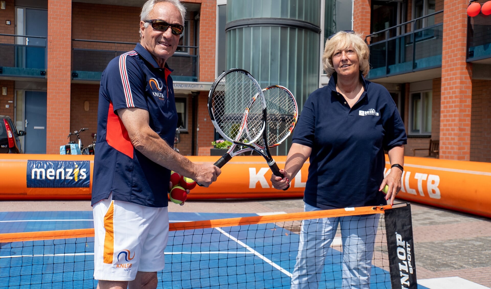 Tennislegende Tom Okker en burgemeester Laila Driessen nemen een rustmomentje om te poseren voor het Leiderdorps Weekblad.