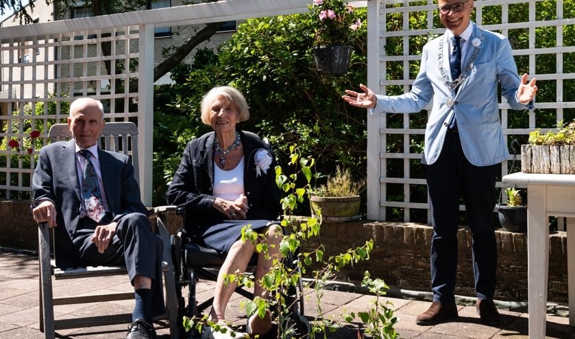 <p>Arie en Elizabeth Jongebreur met de burgemeester. | Foto Wim de Winter</p>