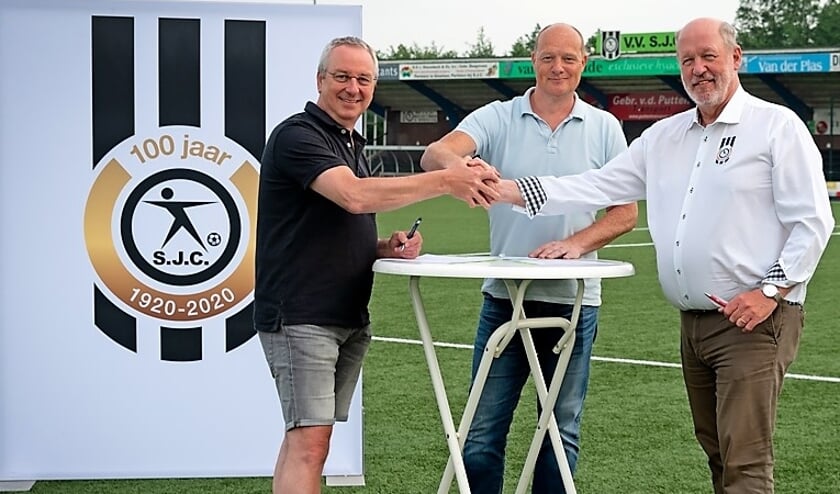 <p>Trainer Marcel IJzendoorn bevestigt met een handdruk de overeenkomst met SJC. </p>