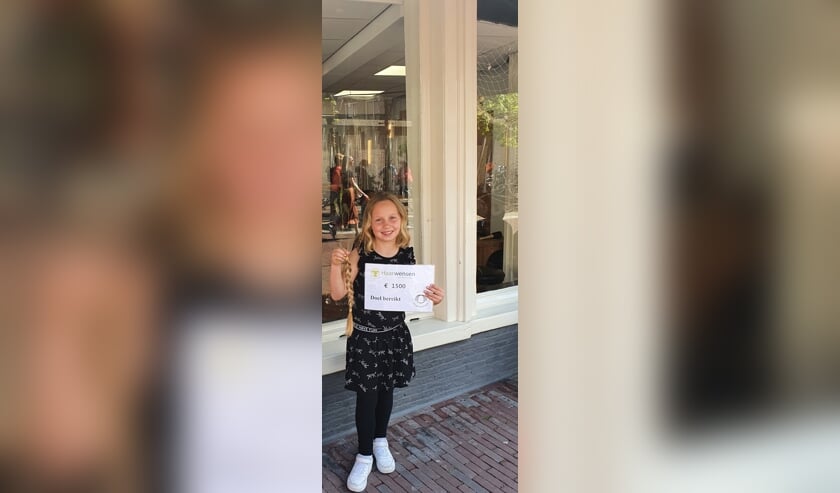 <p>Jaylinn doneerde haar haren plus een cheque van 1500 euro aan Stichting Haarwensen. </p>