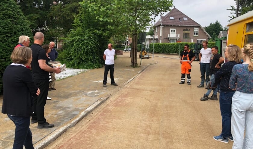<p>De stratenmakers kregen veel waardering, die de bewoners uitdrukten in heerlijke taart en een cadeaubon voor een avondje uit. </p>