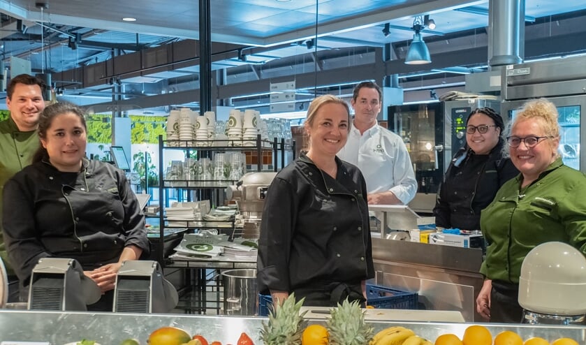 <p>Het team van La Place Leiderdorp staat klaar om gasten te ontvangen. </p>