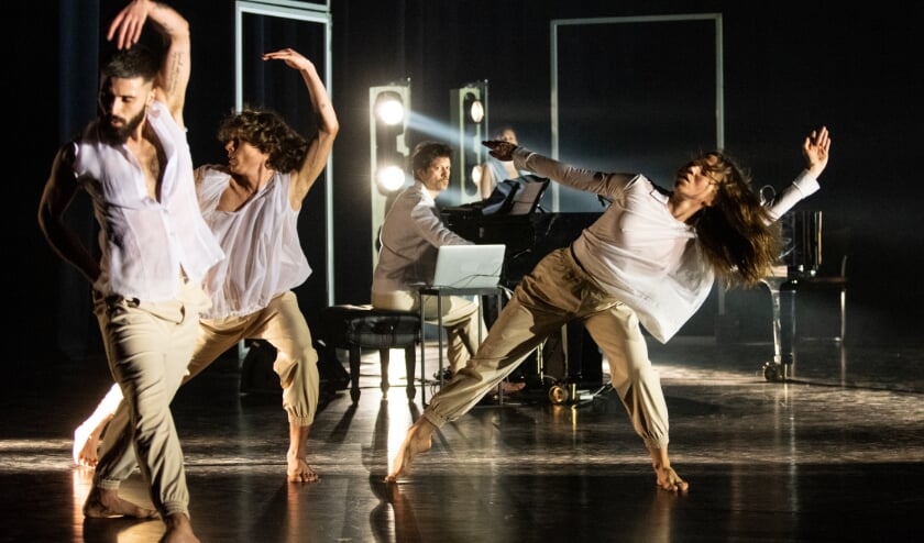 <p>Scene uit The Greenhouse Dances.</p>