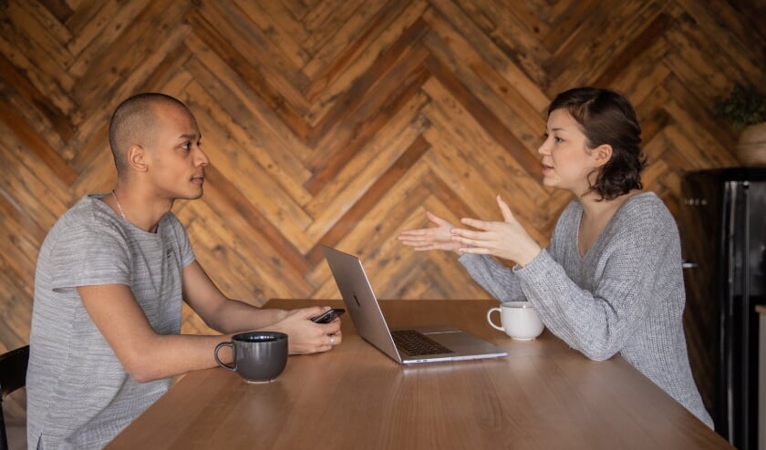 In een gesprek gaan klant en welzijnscoach samen op zoek naar passende activiteiten die aansluiten bij de interesses van de klant.