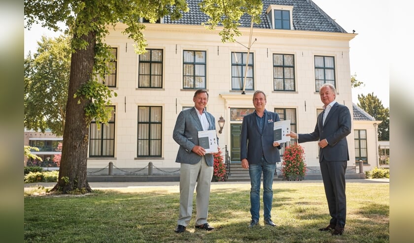 Voorzitter Jan Bout en directeur Lars Flinkerbusch van de Economic Board presenteren het Verslag Economische Agenda aan wethouder Jan van Rijn, de voorzitter van het bestuurlijk overleg Economie Duin- en Bollenstreek.