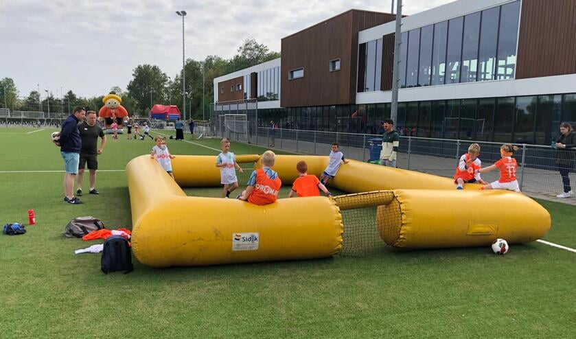 <p>Spelen op een opblaas-pannaveldje hoorde ook bij de opdrachten. </p>