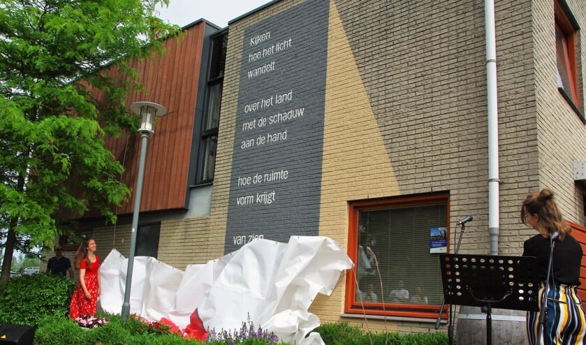 <p>Op de gevel van Peter van Schie en Judith Surie pronkt het nieuwe gedicht. | Foto Willemien Timmers</p>
