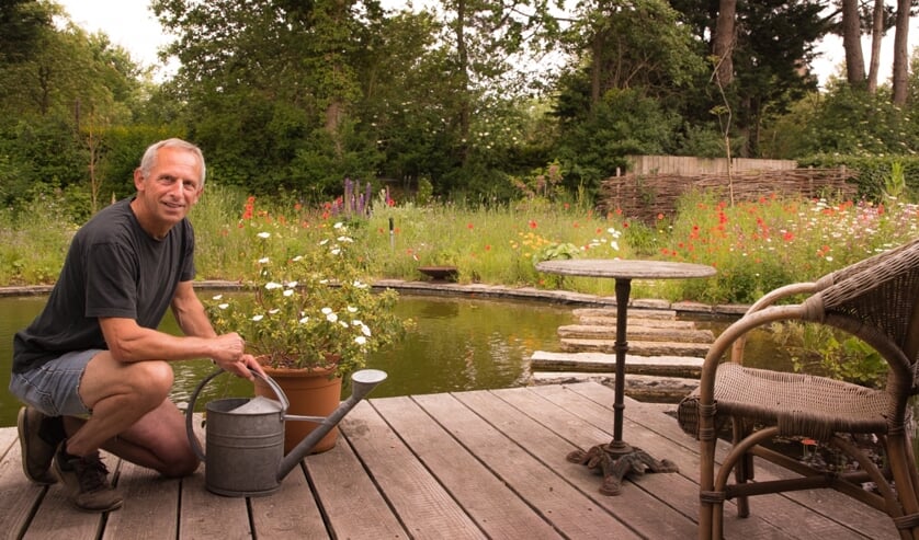 <p>Ad van Nieuwland in zijn natuurrijke tuin.</p>