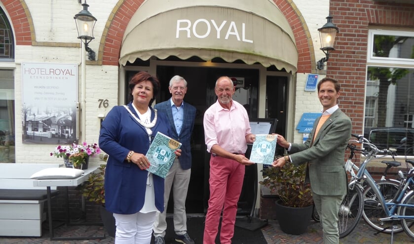 <p>De burgemeester name bij Royal de honderdste Kernpunten in ontvangst. | Foto: Ina Verblaauw</p>