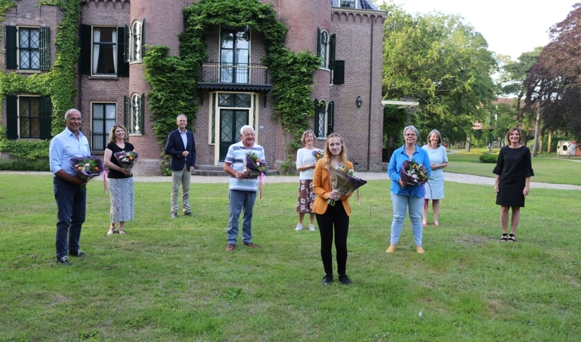 <p>De laatste winnaars van de vrijwilligersprijzen bij Kasteel Keukenhof. De prijzen werden dit jaar juni uitgereikt door burgemeester Lies Spruit, wethouder Jolanda Langeveld en Keukenhof-directeur Bart Siemerink.</p>