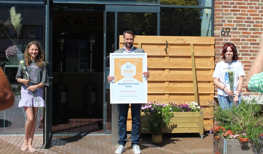 <p>Wethouder van Haaster maakte bekend dat JTS Flores Club van het Jaar is geworden. Annina Kops en Sanne Gorkink uit de Productiegroep namen de prijs in ontvangst.</p>