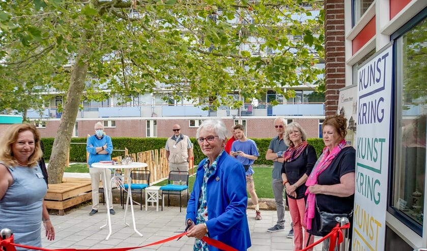 <p>Myrna Dop knipt het lint door waarmee het museum officieel weer open is. Links Joke Larrewijn-Schillemans van de Kunstkring Leiderorp. Voorzitter Bob Reidsma van het Leiderdorps Museum staat links achteraan. </p>