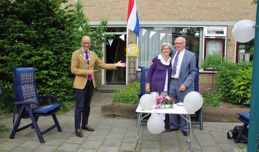 <p>Henk en Henny van Denzen werden door Emile Jaensch in het zonnetje gezet. | Foto Willemien Timmers</p>