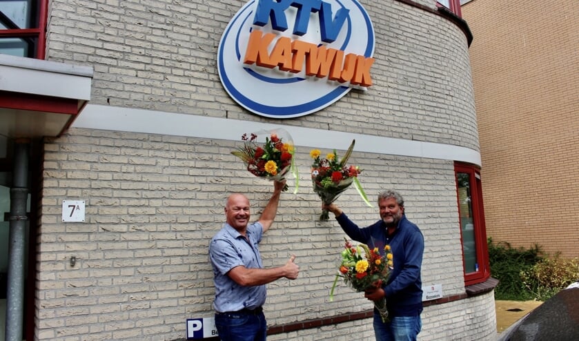 <p>Pieter Straathof en Jan de Boer gaven bij RTV Katwijk de aftrap voor de actie 'Samen scoren met Royal FloraHolland'</p>