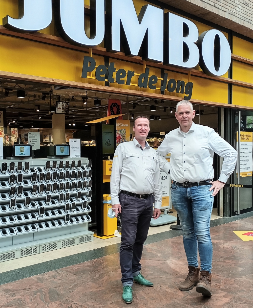 <p>Rien de Haas en Peter de Jong tijdens één van hun laatste dagen bij de supermarkt in Winkelcentrum Lange Voort. | </p>