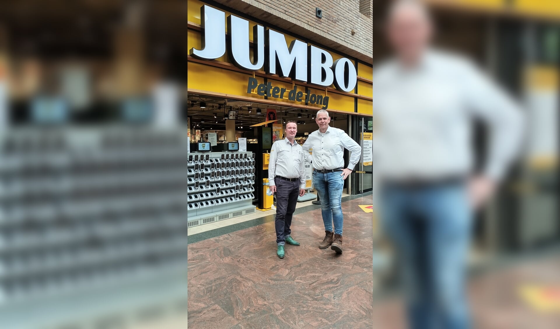 Rien de Haas en Peter de Jong tijdens één van hun laatste dagen bij de supermarkt in Winkelcentrum Lange Voort. | 