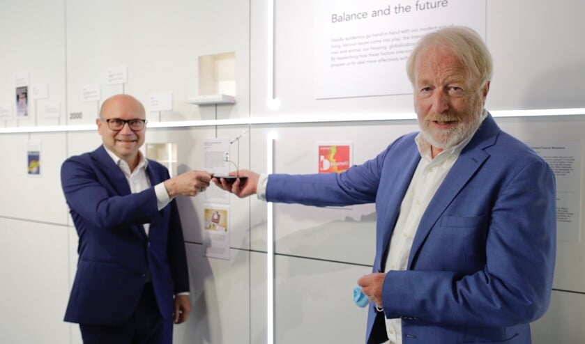 <p>Jaap van Dissel vult lege museumvitrine met het eerste vaccin. | Foto PR</p>