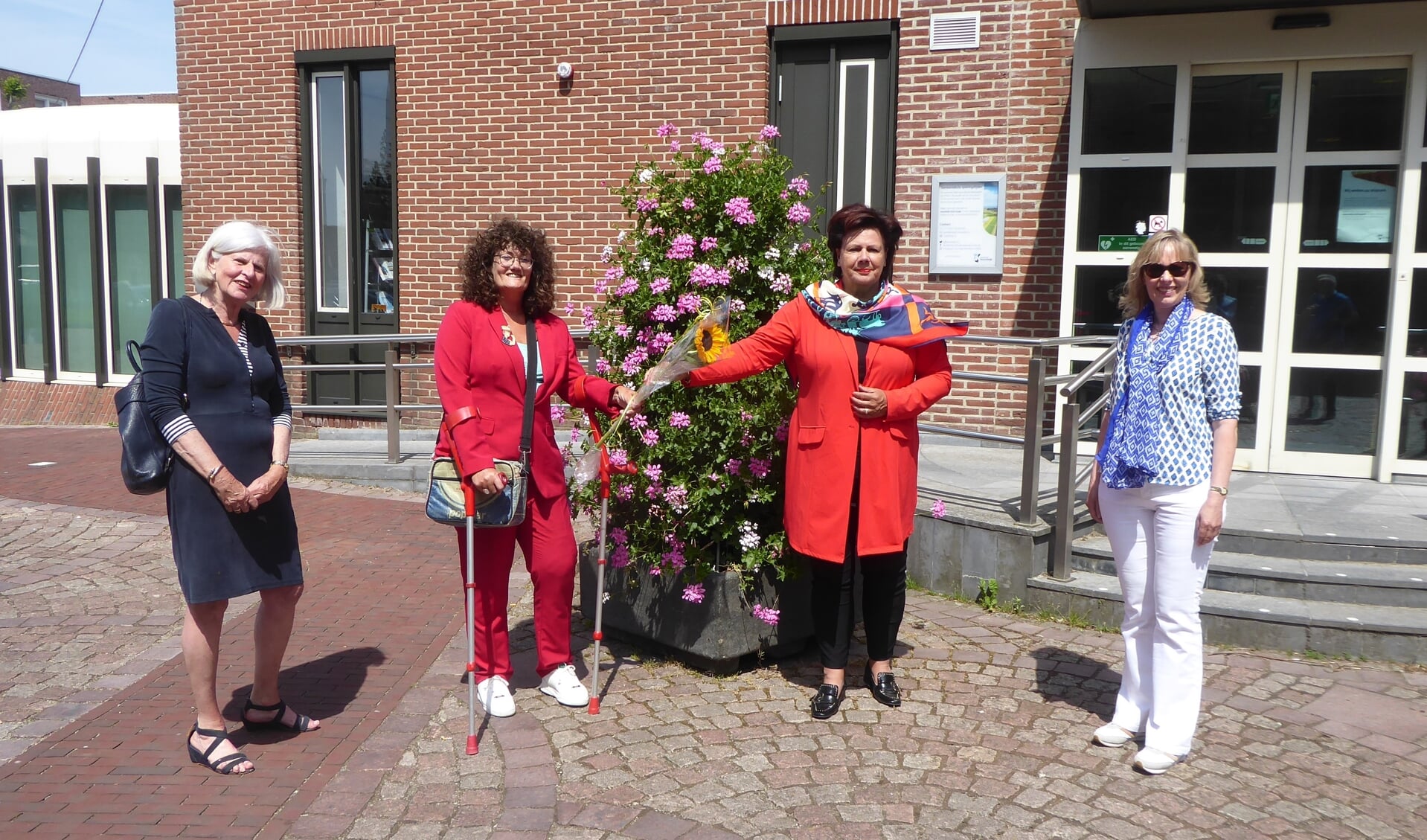 Burgemeester Verkley te midden van de bestuursleden Gwen Kruizinga, Hermine Verburg, Karin van der Lans.