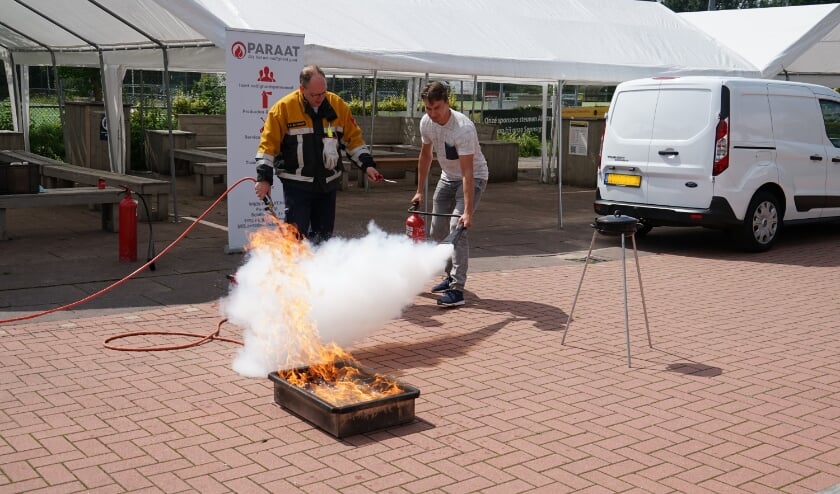 <p>Met aanwijzigen van de instructeur van Paraat blust Teun Peters van Alecto een gasbrandje. | Foto: C. v.d. Laan</p>