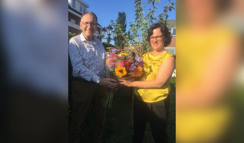 Mirjam Mack ontvangt de bloemen van voorzitter Frans Plevier.