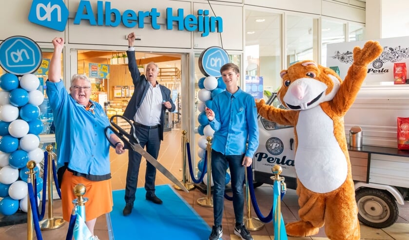 De jongste en oudste medewerker van AH Lisse knipten samen het lint door voor de heropening.