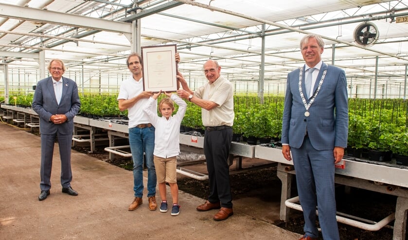 <p>Familie Vianen is blij met de oorkonde predicaat Hofleverancier. | Foto: N. van der Kwaak.</p>
