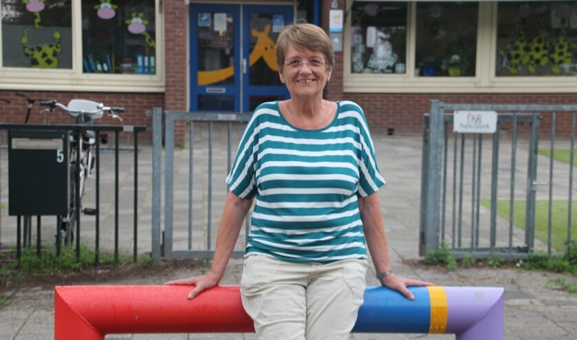 <p>Carla voor de ingang van De Giraf: "Ik ga de kinderen, het werk en mijn collega's enorm missen." | Foto en tekst: Annemiek Cornelissen.</p>