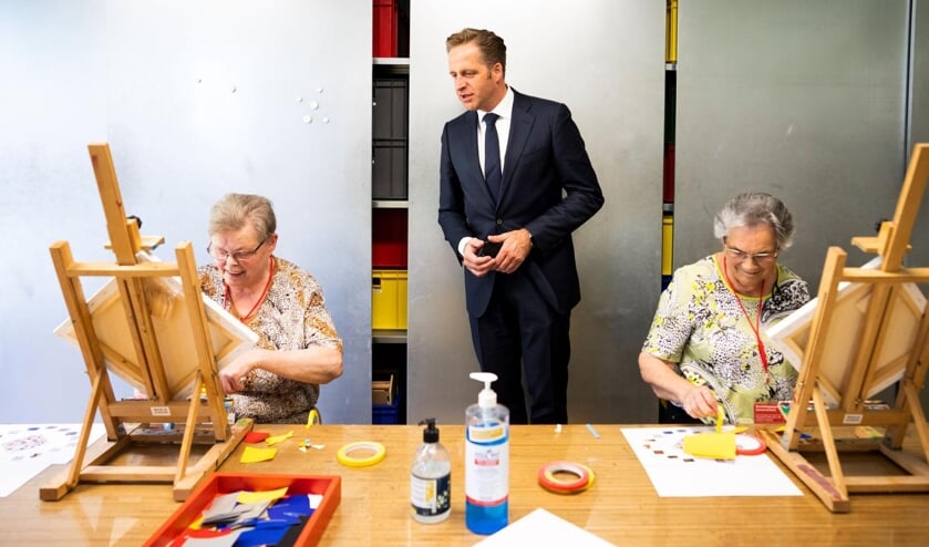 <p>Minister Hugo de Jonge bezocht het Kunstmuseum Den Haag, dat voor het eerst een zomerschool voor ouderen in de buurt houdt.</p>