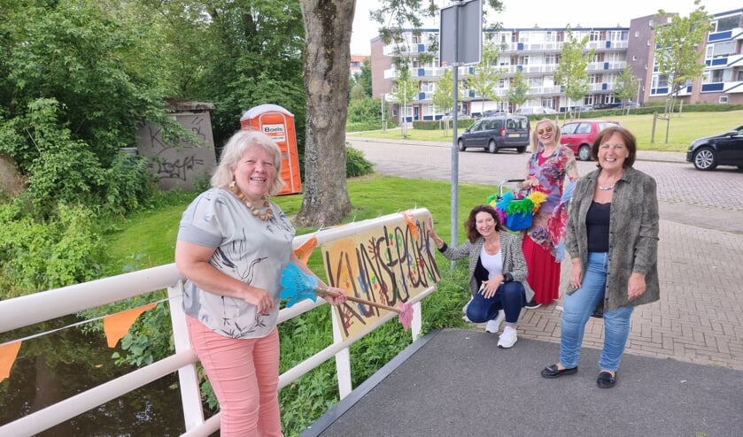 <p>Wethouder Karin Hoekstra (hurkend) plaatst haar handafdruk op het toegangsbord. | Foto en tekst: Annemiek Cornelissen. </p>