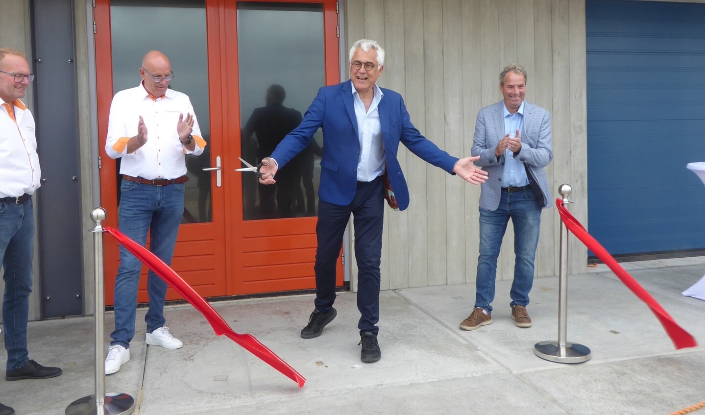 Sjaak van den Berg opende de nieuwbouw op het strand.