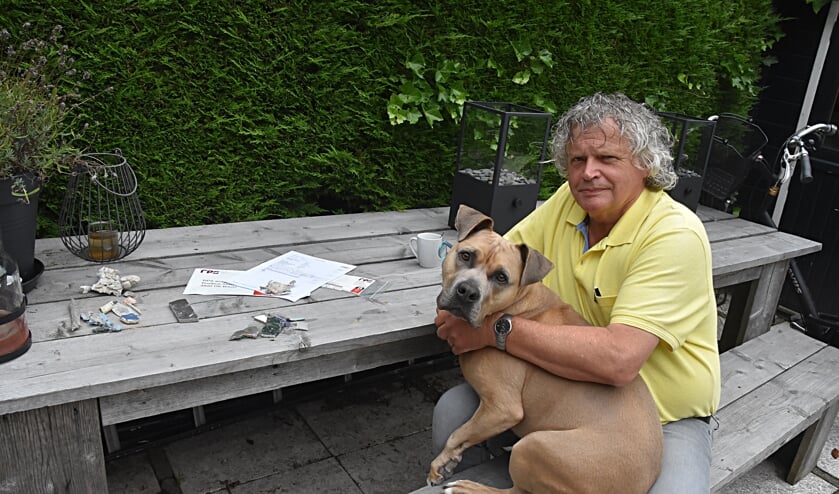 <p>Wiggert ten Haken met hond Paco en de gevonden vervuiling. | Foto: Piet van Kampen</p>